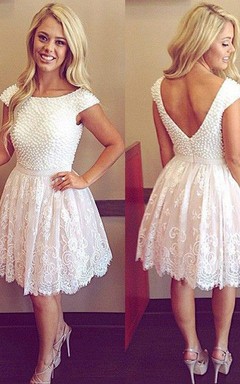 Robe de bal courte trapèze à manches courtes en dentelle et fermeture éclair bateau, dos nu en V