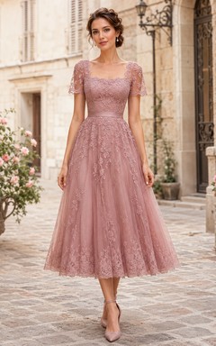 Robe d'invitée vintage rose poudré à col carré, manches courtes et dentelle, coupe trapèze.