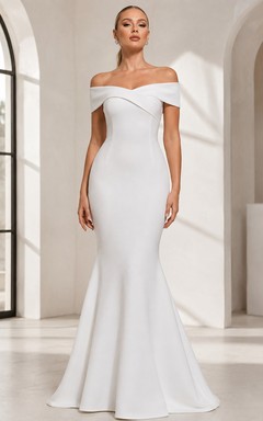 Elegante vestido de noche blanco de crepé con hombros descubiertos, mangas cortas, corte sirena y cola larga.