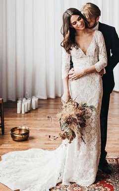 Robe de mariée vintage bohème fourreau en dentelle à col en V, manches 3-4, ornée d'appliqués et d'une traîne courte.