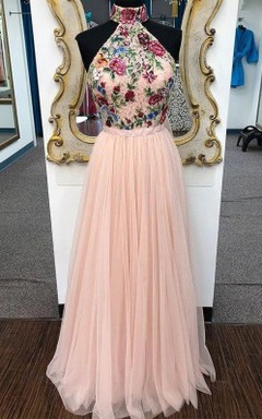 Ärmelloses, hochgeschlossenes Empire-Abendkleid aus Tüll mit floralen Applikationen