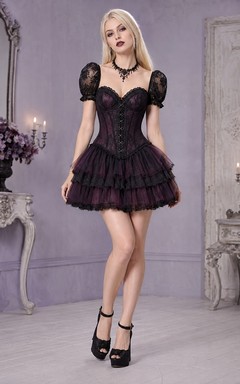 Schwarzes, korsettartiges Minikleid im Gothic-Stil mit Puffärmeln, Faltenrock und Stufenrock sowie Rüschenrock