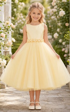 Robe de demoiselle d'honneur jaune beurre en tulle, coupe trapèze, avec applications florales sans manches et volants.