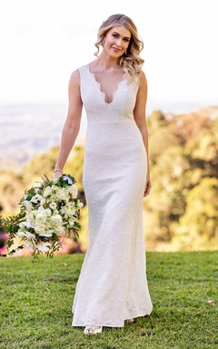 Robe de mariée fourreau simple en dentelle festonnée, longue sans manches, dos nu plongeant et dos en V, sans manches