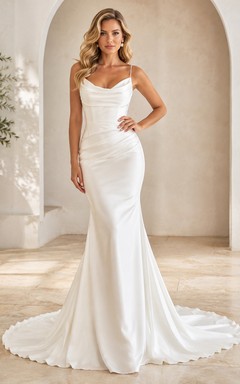 Robe de mariée sirène en satin à dos nu et bretelles spaghetti froncées, longue jusqu'au sol, avec traîne cathédrale et col bénitier