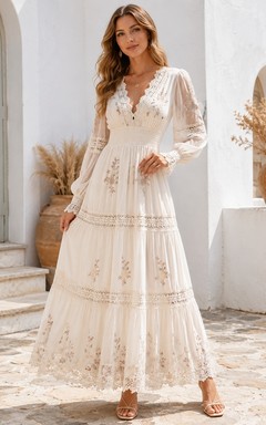 Robe d'invitée crème bohème à col en V, manches longues et dentelle à volants, longueur cheville