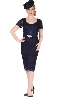 Bleistiftlanges, knielanges Kleid mit Rundhalsausschnitt, Applikationen an den T-Shirt-Ärmeln und Spitze – das perfekte Kleid für die Mutter der Braut