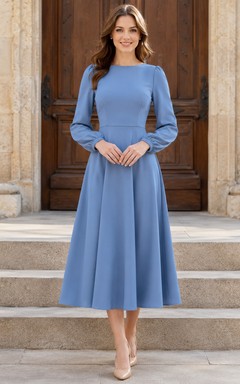 Staubblaues, langärmeliges, schlichtes Kapellenkleid mit Rundhalsausschnitt und dezentem Schnitt.