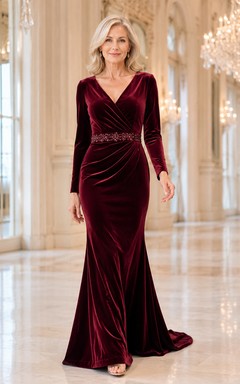 MOB-Kleid aus burgunderrotem Samt, Meerjungfrauenstil, lange Ärmel, V-Ausschnitt, bodenlang, perlenbesetzt