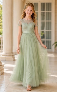 Vestido de dama de honor juvenil color pistacho, corte en A, estilo joya, manga corta, tul, volantes, romántico y formal.