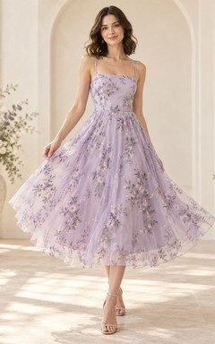 Vestido de dama de honor de gasa con escote cuadrado y tirantes finos, corte asimétrico, estampado floral lavanda.