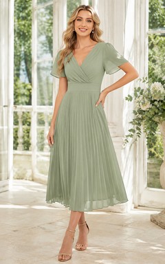 Elegante vestido de dama de honor de gasa celadón con escote en V, mangas con volantes, corte en A y largo hasta la rodilla.