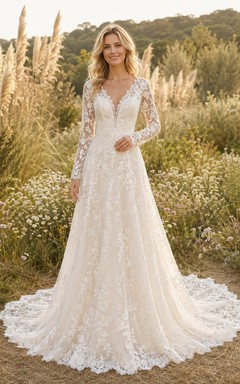 Robe de mariée bohème romantique en dentelle artisanale, col en V illusion, manches longues, coupe trapèze, traîne cathédrale, style bohème.