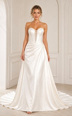 Vestido de novia sencillo, sin tirantes, con corsé y cordones, corte en A y largo hasta el suelo.
