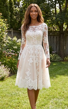 Robe de mariée vintage à col rond, manches longues et coupe trapèze, ornée d'appliqués de dentelle et de col rond, style vintage.
