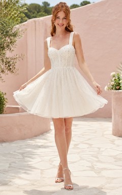 Elfenbeinfarbenes Mini-Abendkleid aus Kristalltüll mit breiten Satinträgern und einem leicht glitzernden Tüllrock
