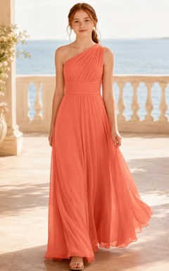 Vestido de dama de honor juvenil color coral, corte en A, largo hasta el suelo, un solo hombro, sin mangas, con drapeado en el hombro, estilo romántico.