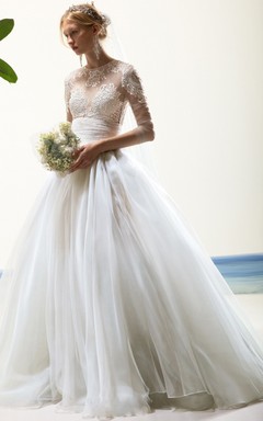 Robe de bal romantique en dentelle, longueur au sol, manches mi-longues, ornée d'appliques, effet bijou.