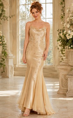 Vestido de fiesta largo de satén color champán con escote drapeado, tirantes finos y detalles de cuentas, corte sirena.