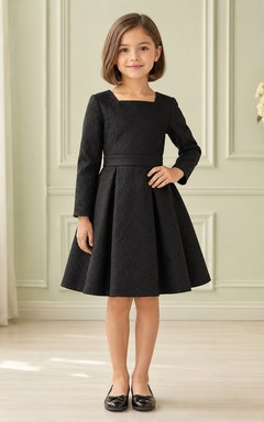 Schwarzes, schlichtes, langärmeliges, knielanges A-Linien-Blumenmädchenkleid mit eckigem Ausschnitt und Jacquardmuster.
