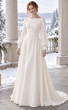 Vestido de novia de crepé con escote barco y cola larga, mangas obispo y corte en A