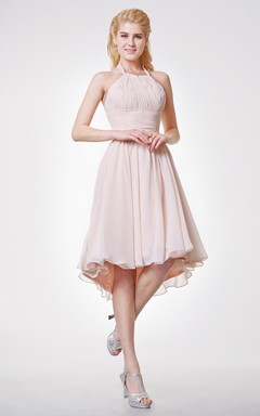 Elegante vestido de gasa estilo imperio con escote halter y bajo asimétrico.