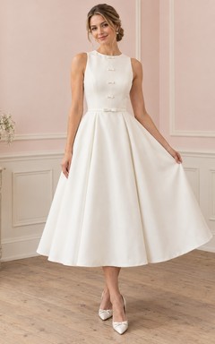 Robe de mariée simple en crêpe plissée, longueur thé, col rond, sans manches, nœud papillon
