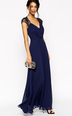 Vestido de dama de honor de gasa con encaje, escote en V, mangas cortas y largo hasta el suelo, con fruncido.