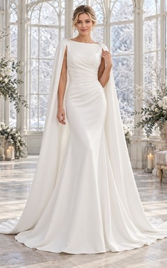 Vestido de novia sencillo de invierno con escote barco, capa de crepé y fruncido lateral.