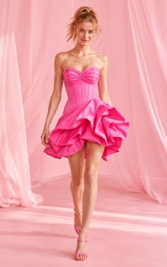 Fuchsiafarbenes, kurzes, trägerloses Taft-Korsettkleid mit gerafften, skulpturalen Rüschen – ideal für den Abschlussball