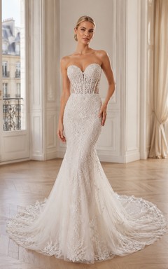 Trägerloses Brautkleid mit Herzausschnitt, Korsett, floraler Spitze, Meerjungfrauen-Stil und romantischer Kapellenschleppe