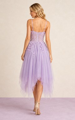 Robe de bal midi en tulle lavande avec corsage corset fleuri à bretelles, jupe trapèze à volants et ourlet mouchoir