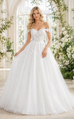 Robe de bal blanche en tulle à épaules dénudées et décolleté en cœur, style romantique champêtre