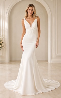 Robe de mariée sirène en satin stretch, col carré, sans manches, traîne.