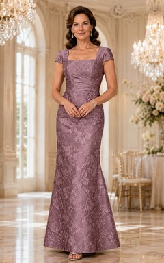 Vintage-Luxuskleid in Mauve-Tönen, bodenlang, im Meerjungfrauenstil, mit eckigem Ausschnitt, kurzen Ärmeln und Schleppe – perfekt für die Mutter der Braut.