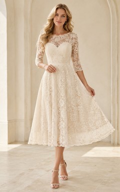 Robe de mariée mi-longue à manches trois-quarts, en dentelle florale, taille naturelle, coupe ajustée et évasée, dos illusion, décolleté bateau.