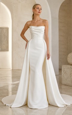 Robe de mariée élégante en satin, sans bretelles, fourreau, traîne drapée, longueur au sol