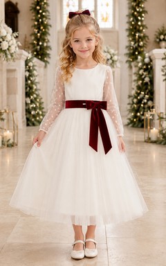 Vestido de niña de las flores para boda navideña con corte en A, mangas largas transparentes, corpiño de encaje, falda de tul, lazo burdeos en la cintura, estilo formal navideño.