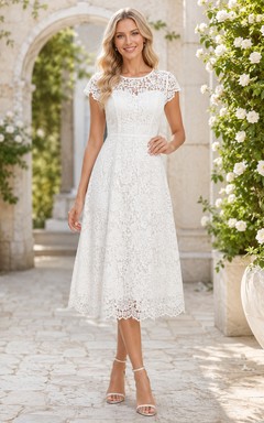 Robe de mariée vintage modeste à manches courtes, coupe trapèze, col montant, longueur thé, en dentelle, idéale pour renouveler ses vœux.