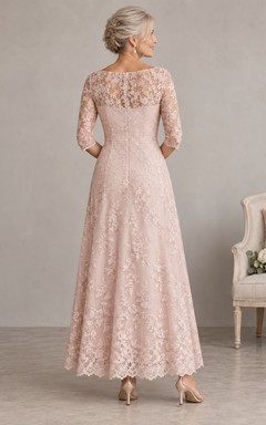 Vestido de novia mayor color rosa empolvado con encaje floral, largo hasta el tobillo y mangas tres cuartos, corte en A.