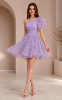 Robe de cocktail mini élégante lavande à une épaule, en tulle à manches papillon et coupe trapèze superposée, idéale pour un bal de fin d'année.