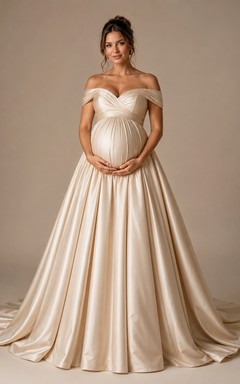 Robe de bal de maternité en satin, épaules dénudées, manches courtes et drapé plissé, longueur au sol