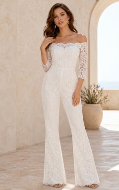 Mono de boda moderno, romántico, con encaje floral, hombros descubiertos, manga tres cuartos, pernera ancha y largo hasta el suelo.