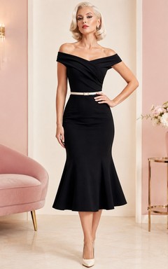 Vestido midi negro vintage de manga corta y hombros descubiertos.