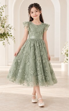 Vestido de niña de flores de corte A, color verde salvia, con estampado floral, mangas con volantes y lazo en la espalda, hasta la rodilla.