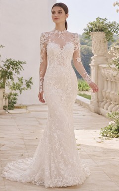 Robe de mariée sirène en dentelle diaphane, col montant, manches longues transparentes, traîne chapelle, applications florales, style bord de lac