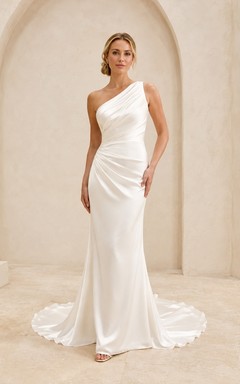 Vestido de novia sencillo de sirena con un solo hombro, drapeado y cola larga.