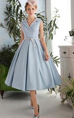 Vestido de fiesta de corte A, escote en V, fajín y largo hasta la rodilla