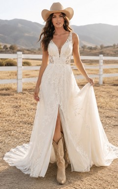 Robe de mariée champêtre en tulle et dentelle, coupe trapèze, col en V, sans manches, traîne et fente dans le dos.