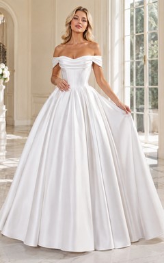 Robe de bal blanche élégante en satin plissé à épaules dénudées, longue jusqu'au sol, idéale pour une débutante.